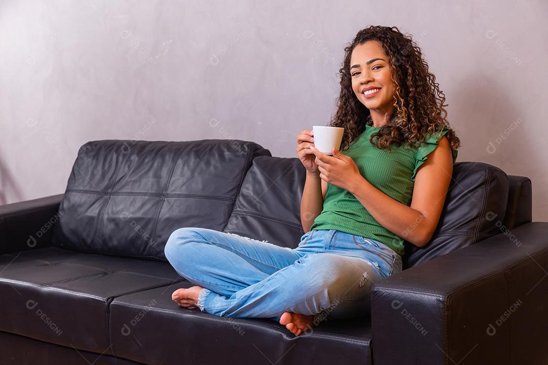 Linda Mulher sorrindo com caneca na mão Imagem JPG