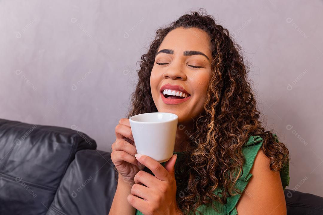 Linda Mulher sorrindo com caneca na mão Imagem JPG