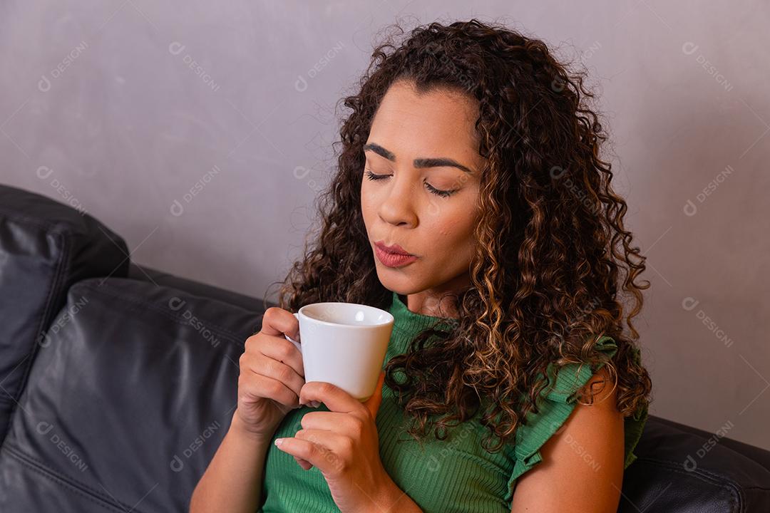 Linda Mulher sorrindo com caneca na mão Imagem JPG