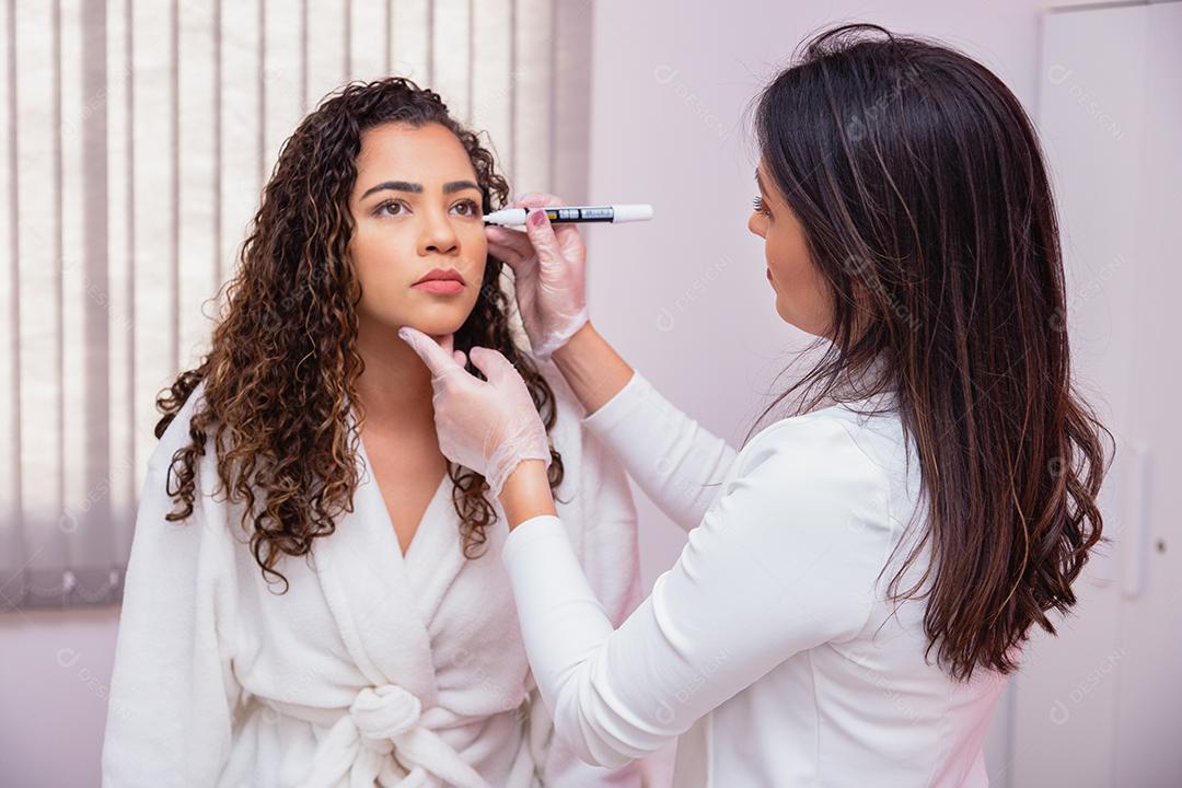 Conceito de cirurgia plástica facial. Fazendo marcação facial para iniciar procedimento estético