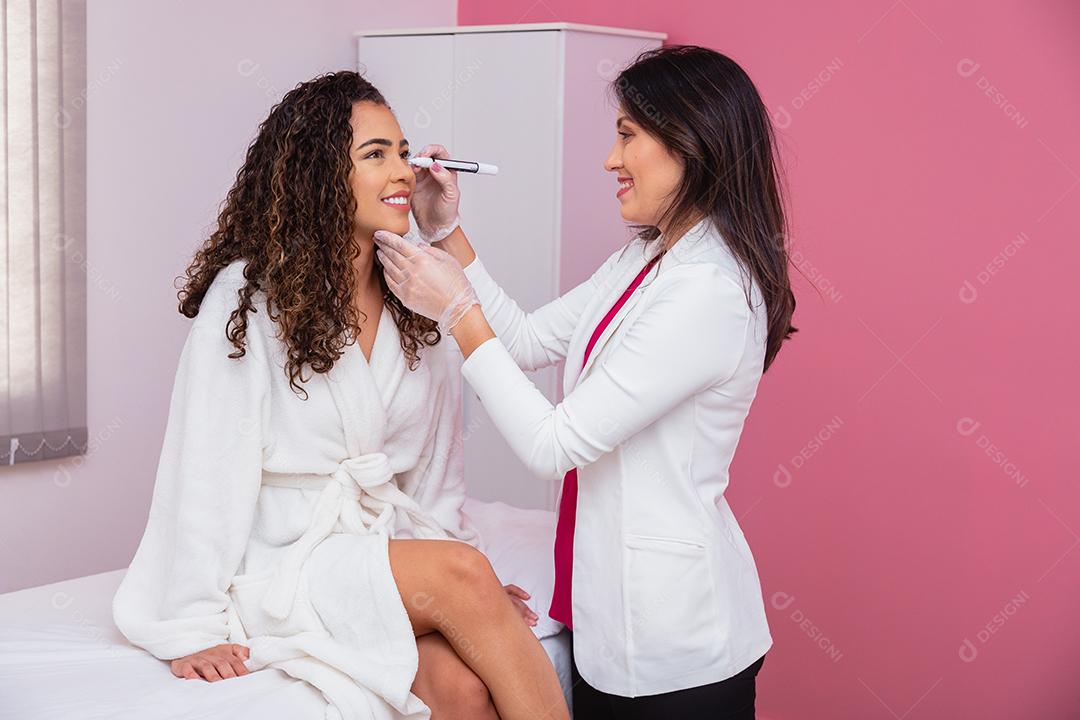 Conceito de cirurgia plástica facial. Fazendo marcação facial para iniciar procedimento estético