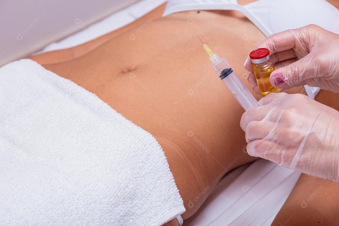 Tratamento de mesoterapia no corpo da mulher marcada