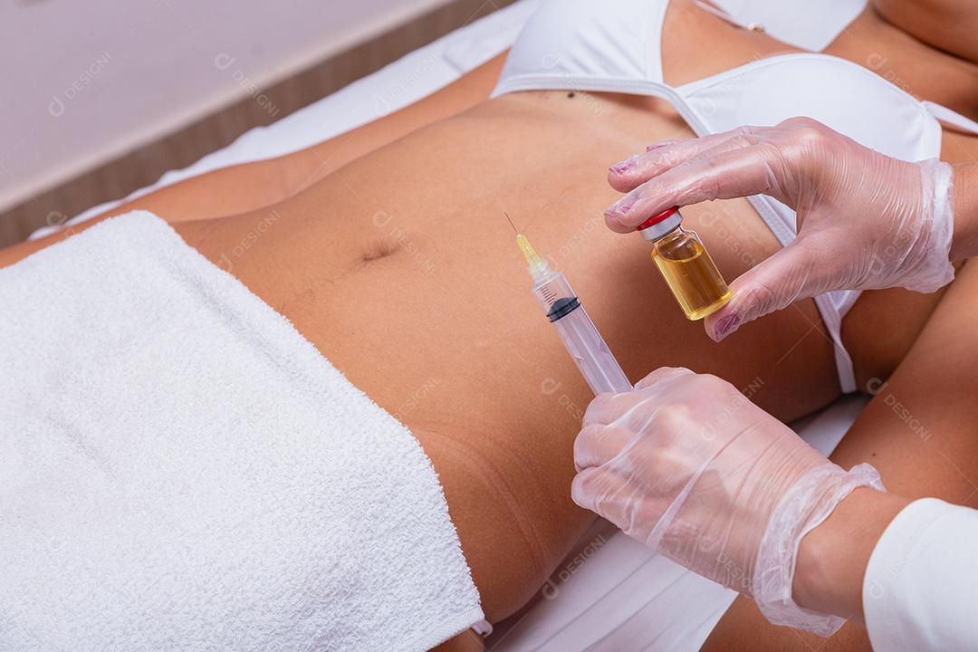 Tratamento de mesoterapia no corpo da mulher marcada