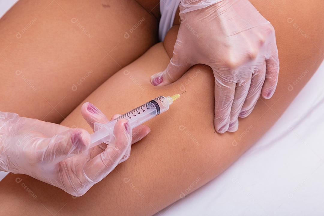 aplicação de enzimas para celulite. Mulher submetida a intradermoterapia para reduzir a celulite