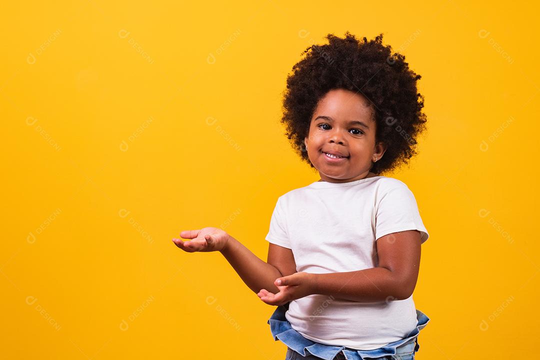 Menina bonita negra aponta para a esquerda menina negra apontando para o lado