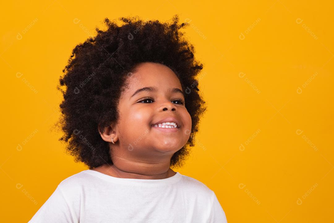 Closeup de menina negra feliz sorrindo com espaço para texto.