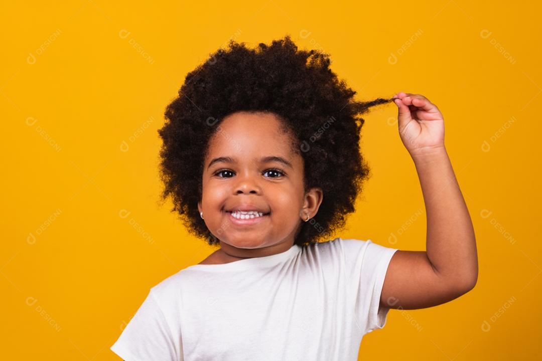 linda garota afro com cabelo preto sorrindo para a câmera