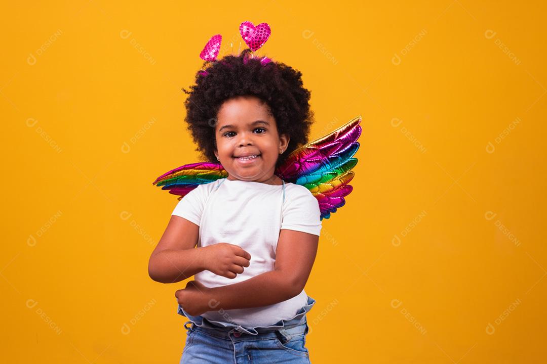 adorável garota afro vestida com roupa colorida em backgrou amarelo