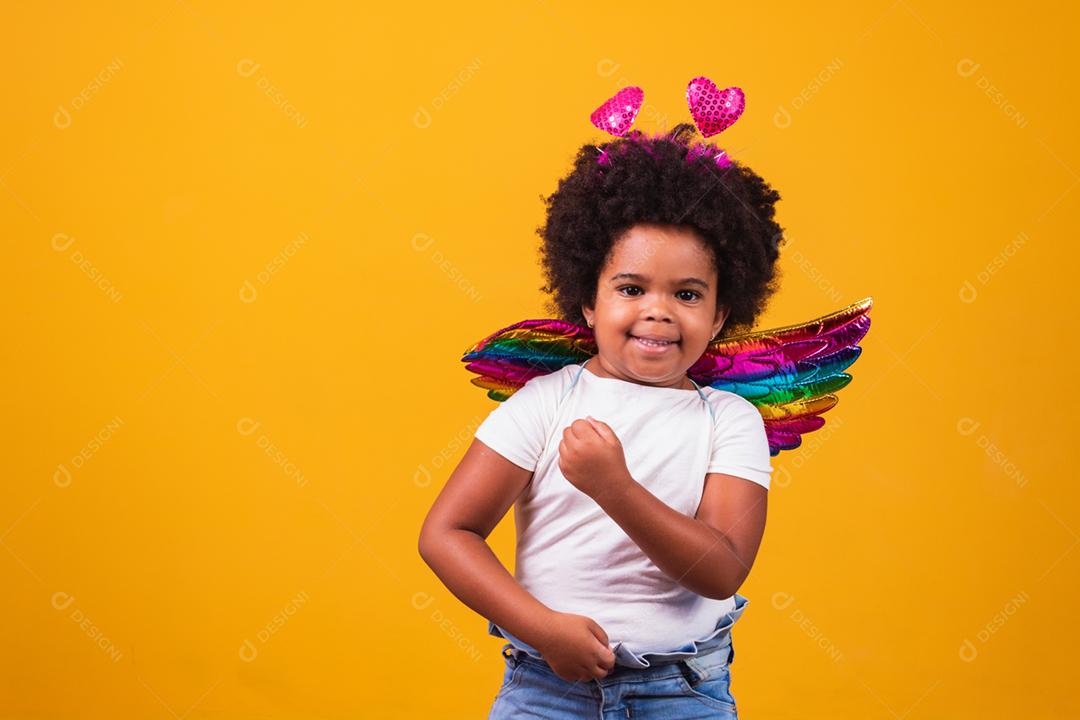 adorável garota afro vestida com roupa colorida em backgrou amarelo