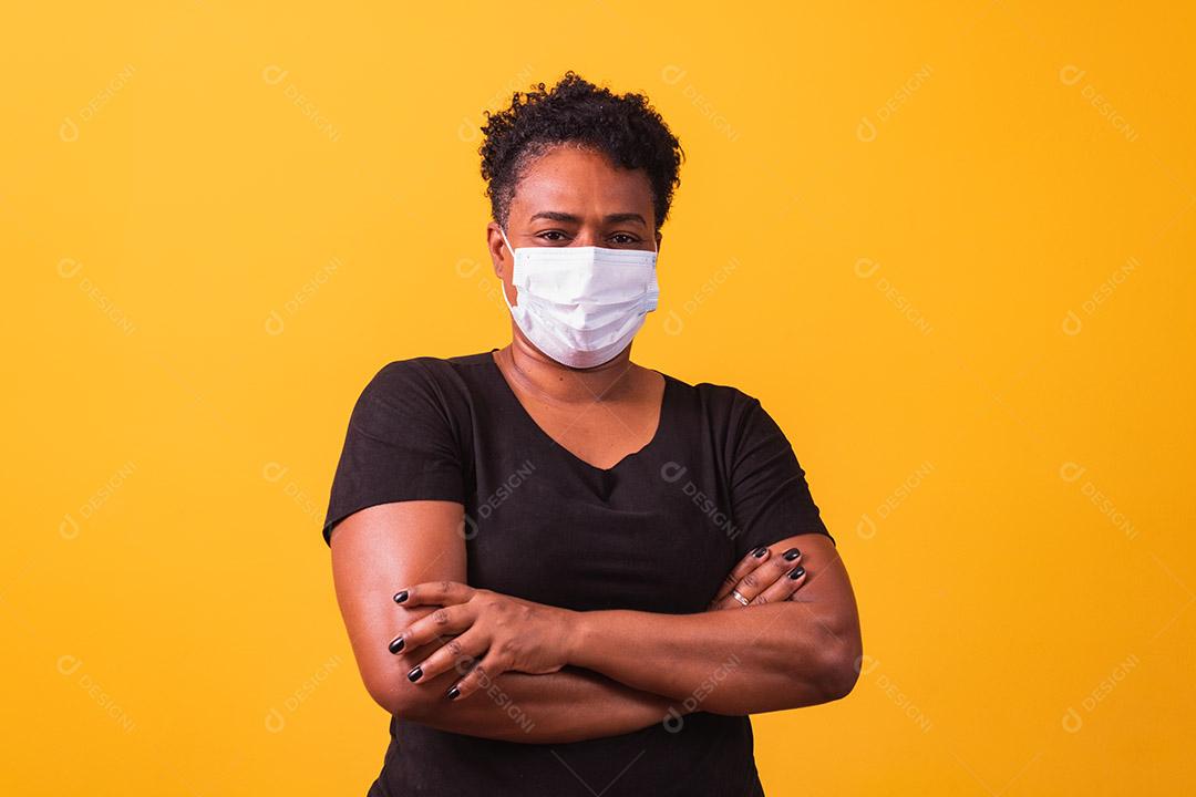 Mulher africana usando escudo facial durante surto de coronavírus.