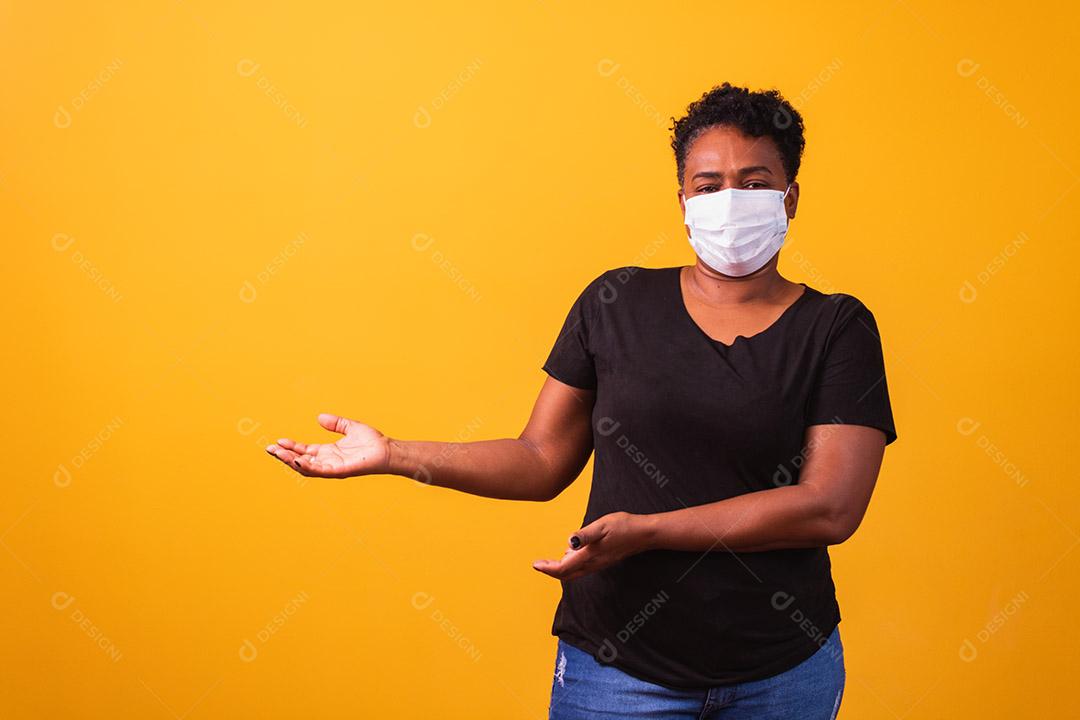 Mulher africana usando escudo facial durante surto de coronavírus.