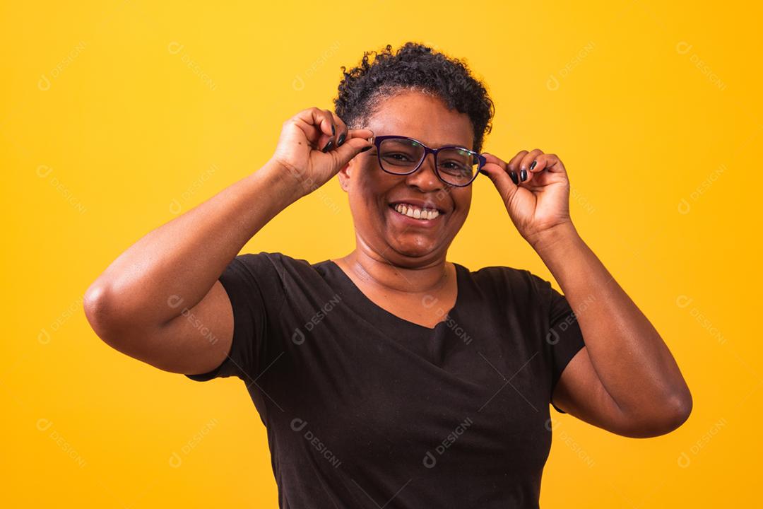 mulher madura usando óculos graduados. mulher negra com vidro