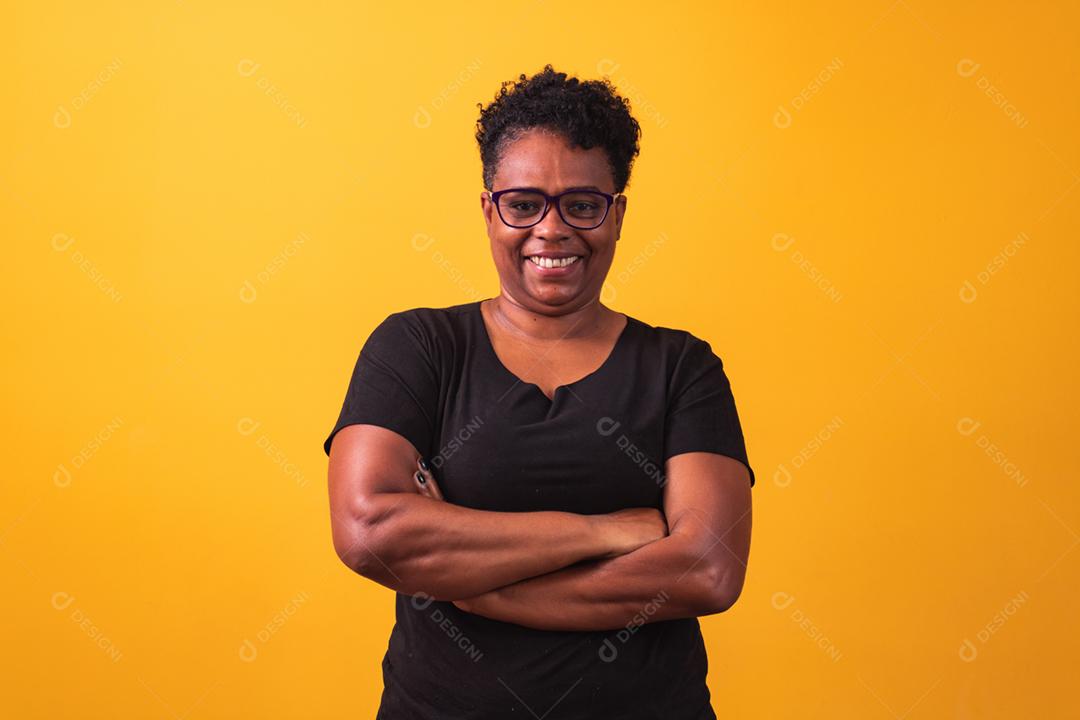 mulher madura usando óculos graduados. mulher negra com vidro