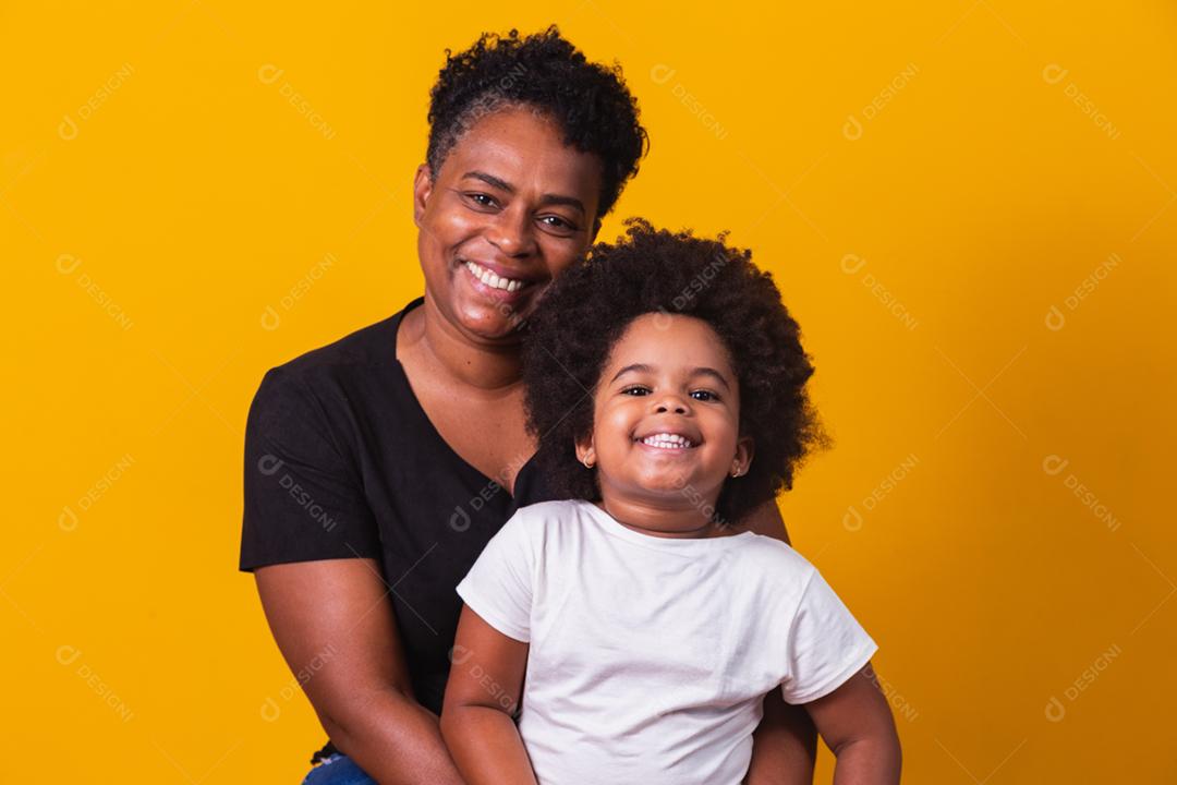 feliz Dia das Mães! Adorável doce mãe afro-americana com corte