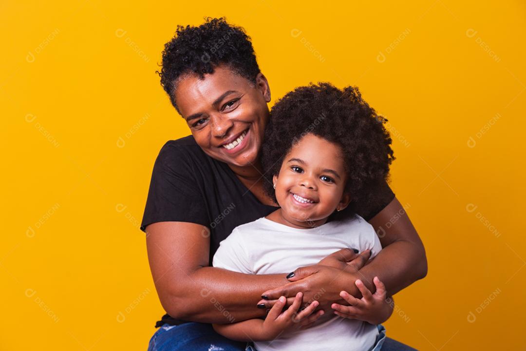 feliz Dia das Mães! Adorável doce mãe afro-americana com corte