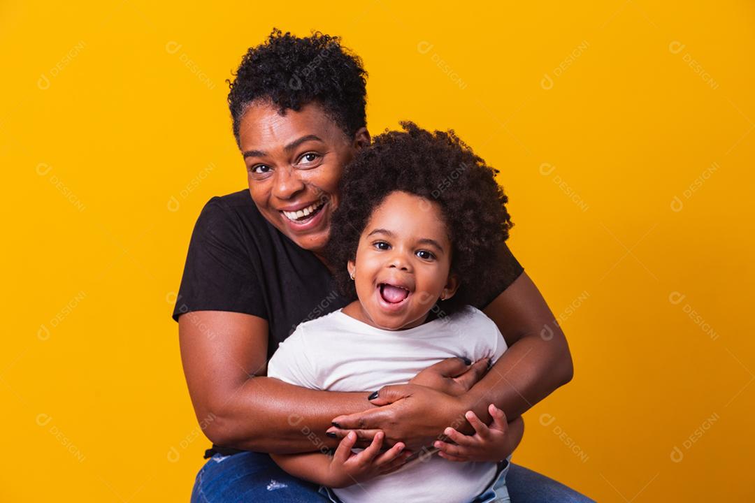 feliz Dia das Mães! Adorável doce mãe afro-americana com corte