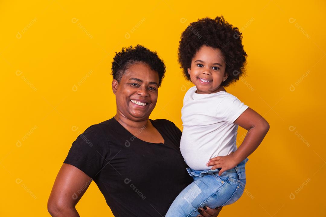 feliz Dia das Mães! Adorável doce mãe afro-americana com corte