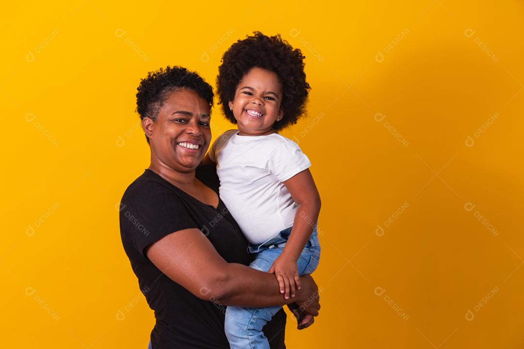 feliz Dia das Mães! Adorável doce mãe afro-americana com corte