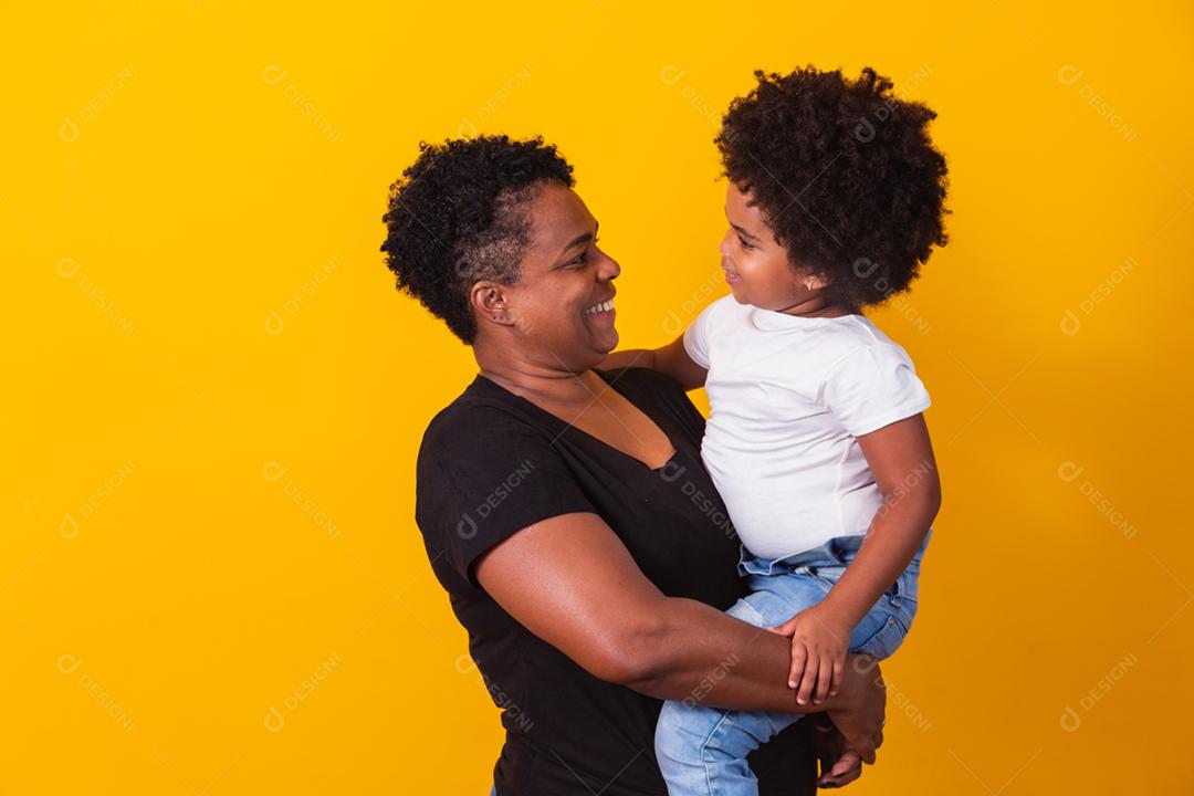 feliz Dia das Mães! Adorável doce mãe afro-americana com corte