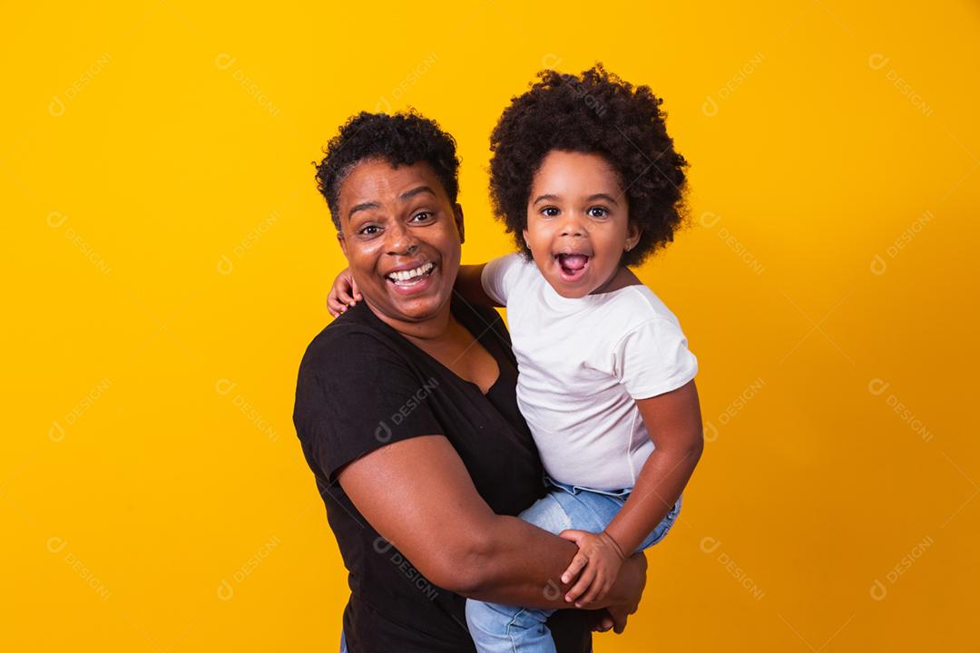 feliz Dia das Mães! Adorável doce mãe afro-americana com corte