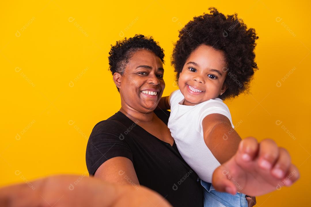 feliz Dia das Mães! Adorável doce mãe afro-americana com corte