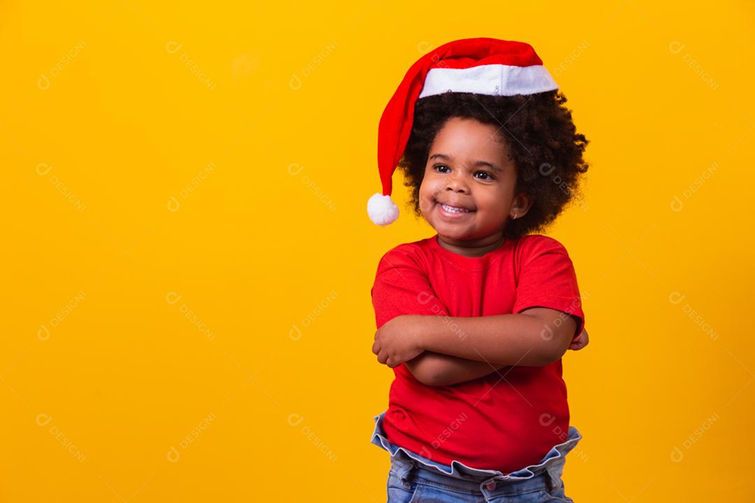 Menina afro de camiseta vermelha e chapéu de Papai Noel vestido para cristo