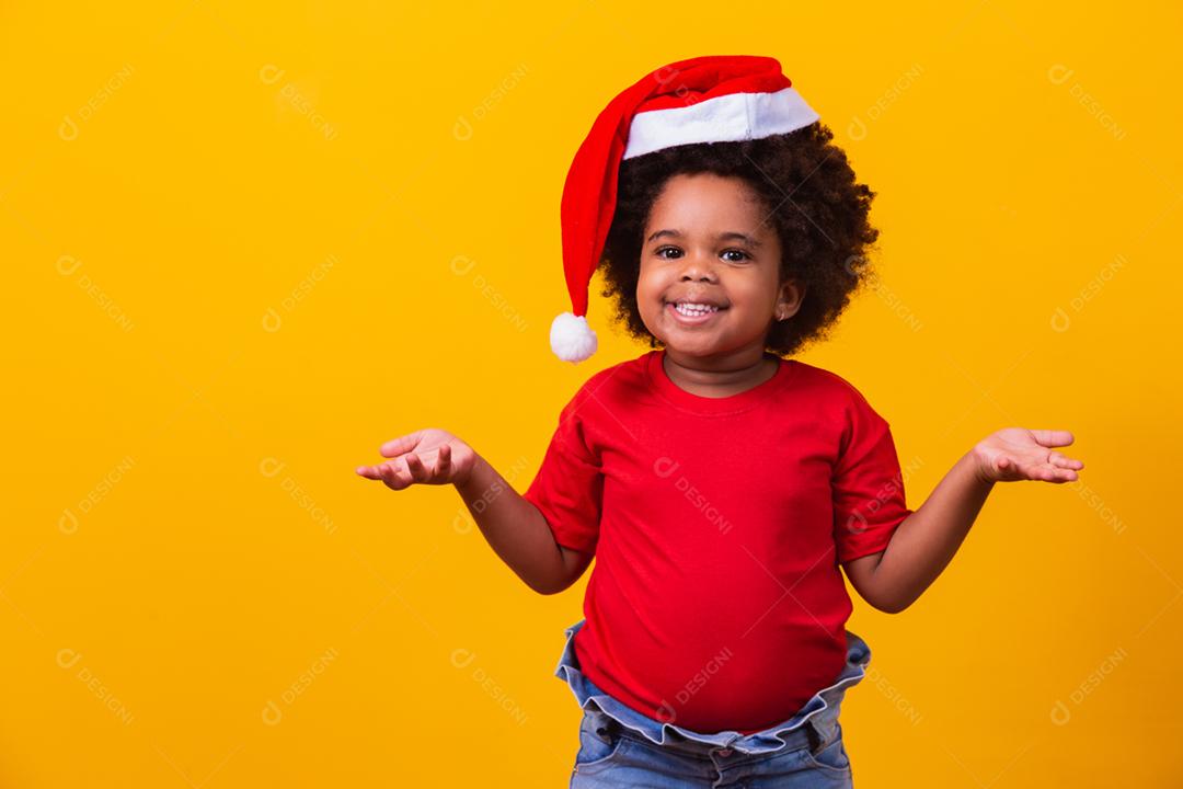 Menina afro de camiseta vermelha e chapéu de Papai Noel vestido para cristo