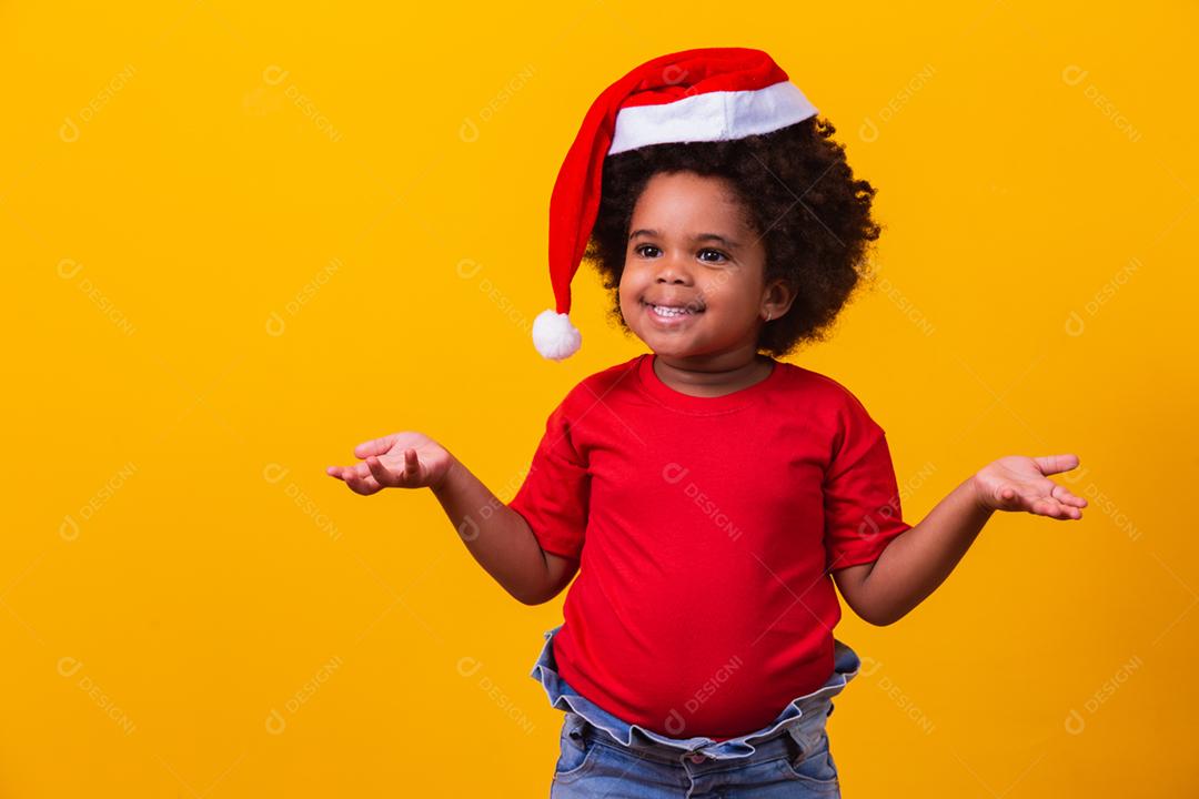 Menina afro de camiseta vermelha e chapéu de Papai Noel vestido para cristo