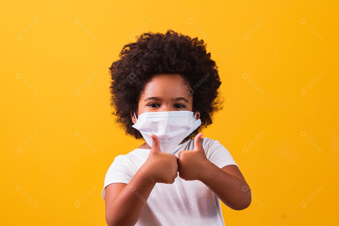 Covid-19, coronavírus e distanciamento social. Use uma máscara facial. S