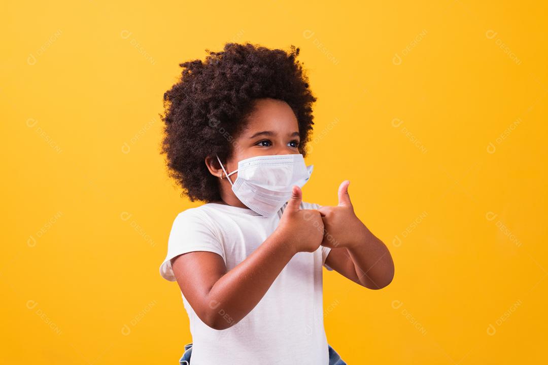 Covid-19, coronavírus e distanciamento social. Use uma máscara facial. S