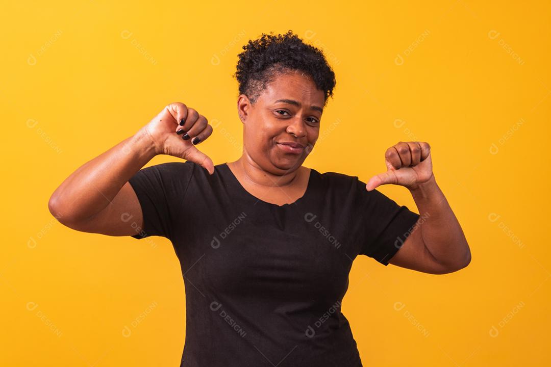 Mulher afro madura com polegar para baixo