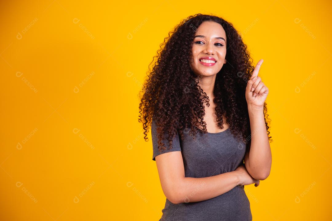 Retrato de uma bela jovem afro-americana com cabelo encaracolado