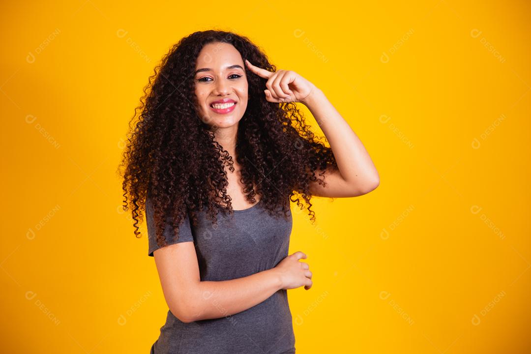 Retrato de uma bela jovem afro-americana com cabelo encaracolado