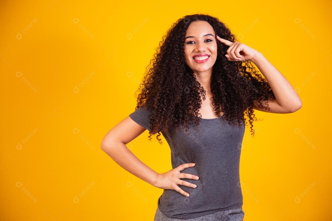 Retrato de uma bela jovem afro-americana com cabelo encaracolado