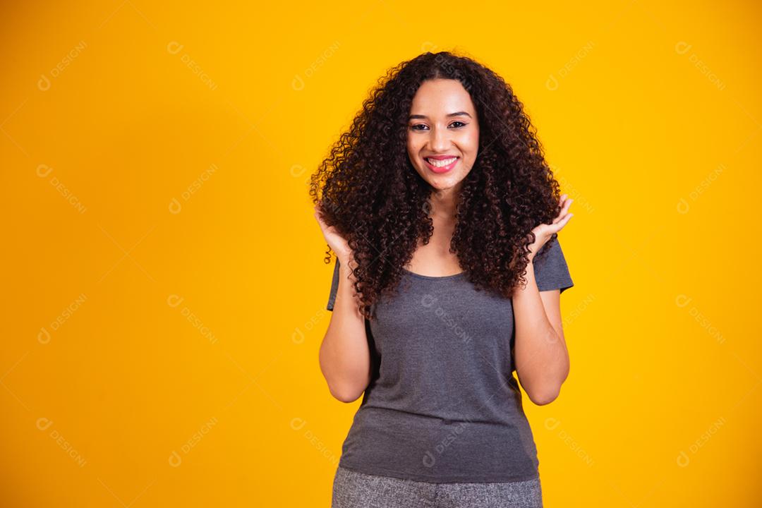 Retrato da beleza da mulher afro-americana com penteado afro