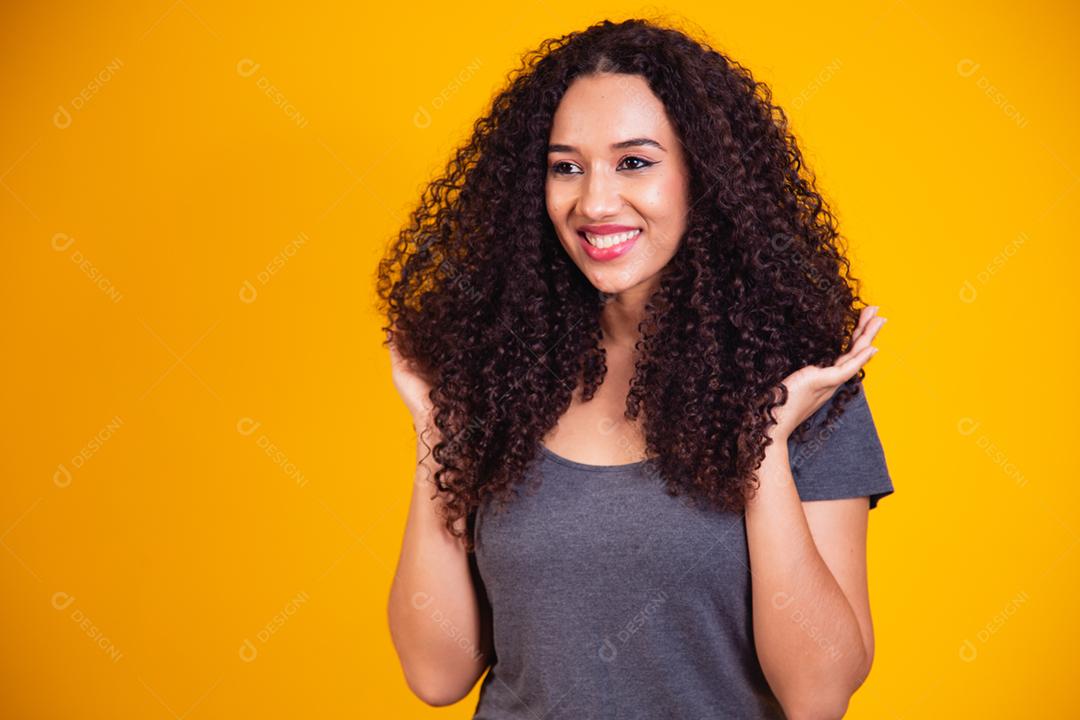 Retrato da beleza da mulher afro-americana com penteado afro