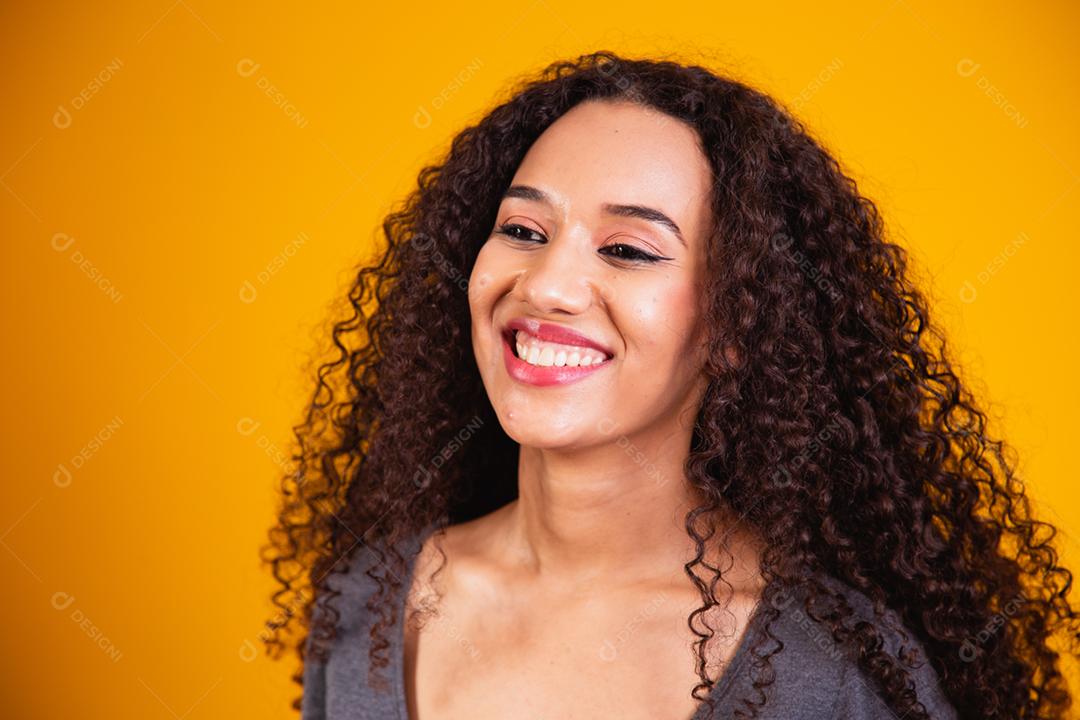 Retrato da beleza da mulher afro-americana com penteado afro