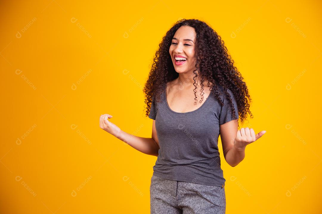 Retrato de uma linda jovem afro feliz com sorriso perfeito