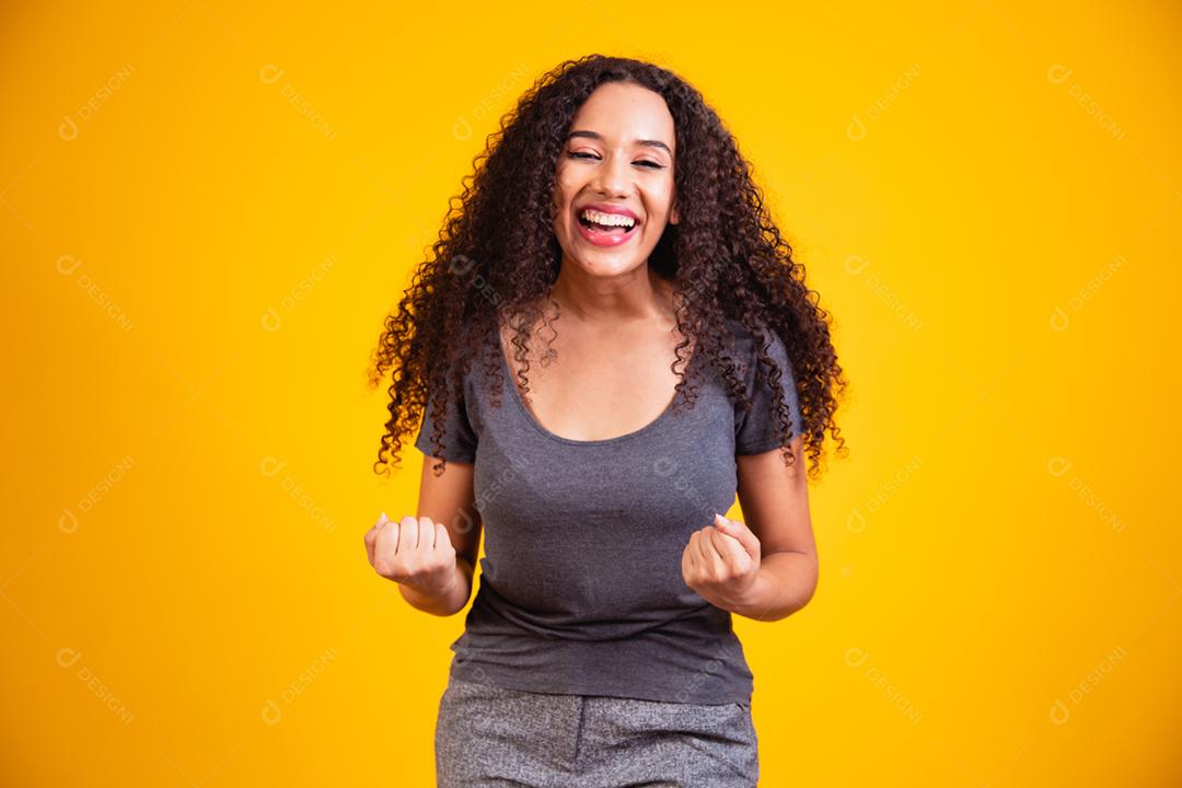 Retrato de uma linda jovem afro feliz com sorriso perfeito