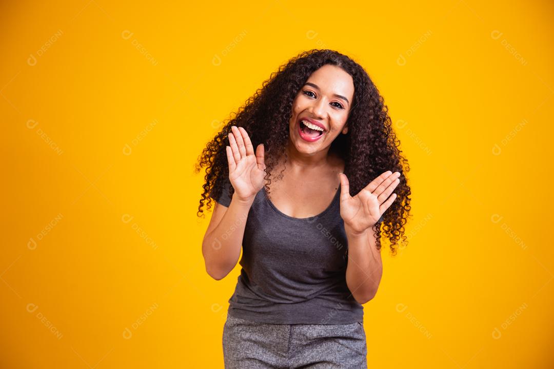 mulher expressiva uau. jovem surpreendida pelos preços baixos.