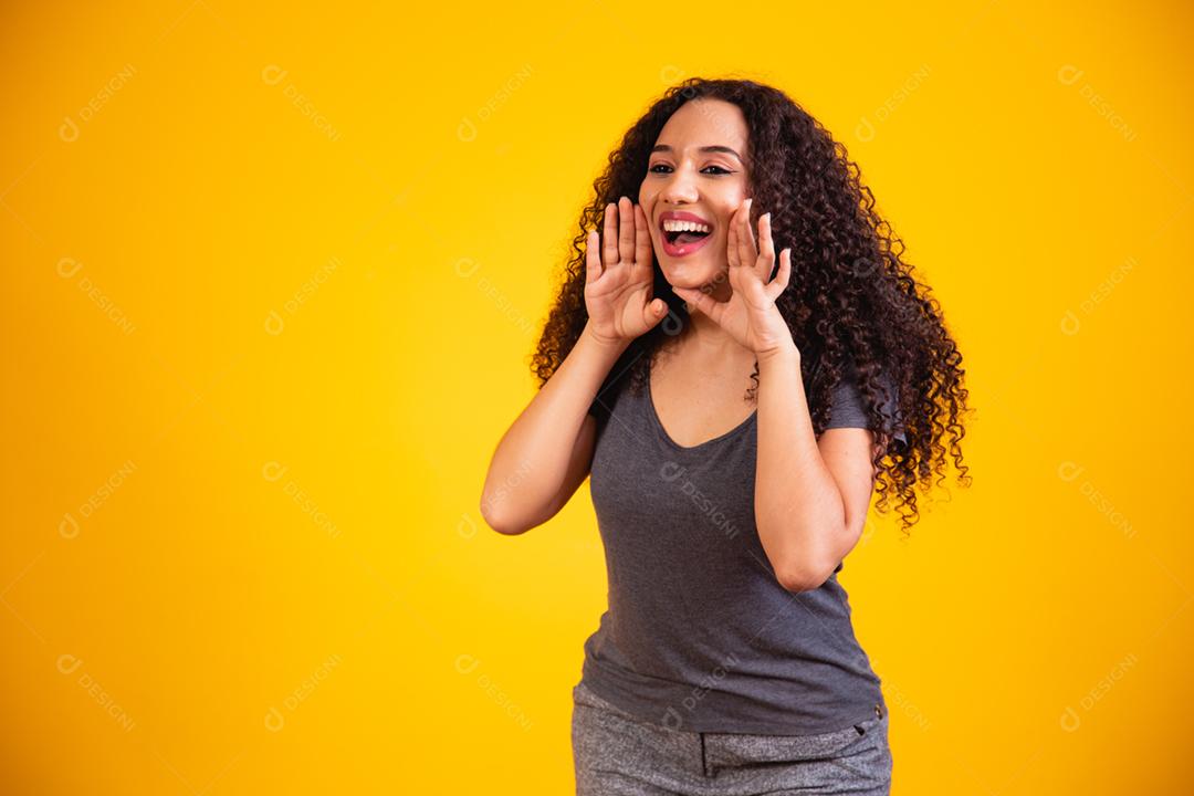 mulher expressiva uau. jovem surpreendida pelos preços baixos.