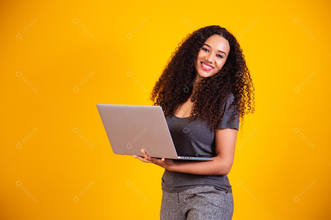Trabalho remoto! Retrato de uma jovem afro animada segurando laptop