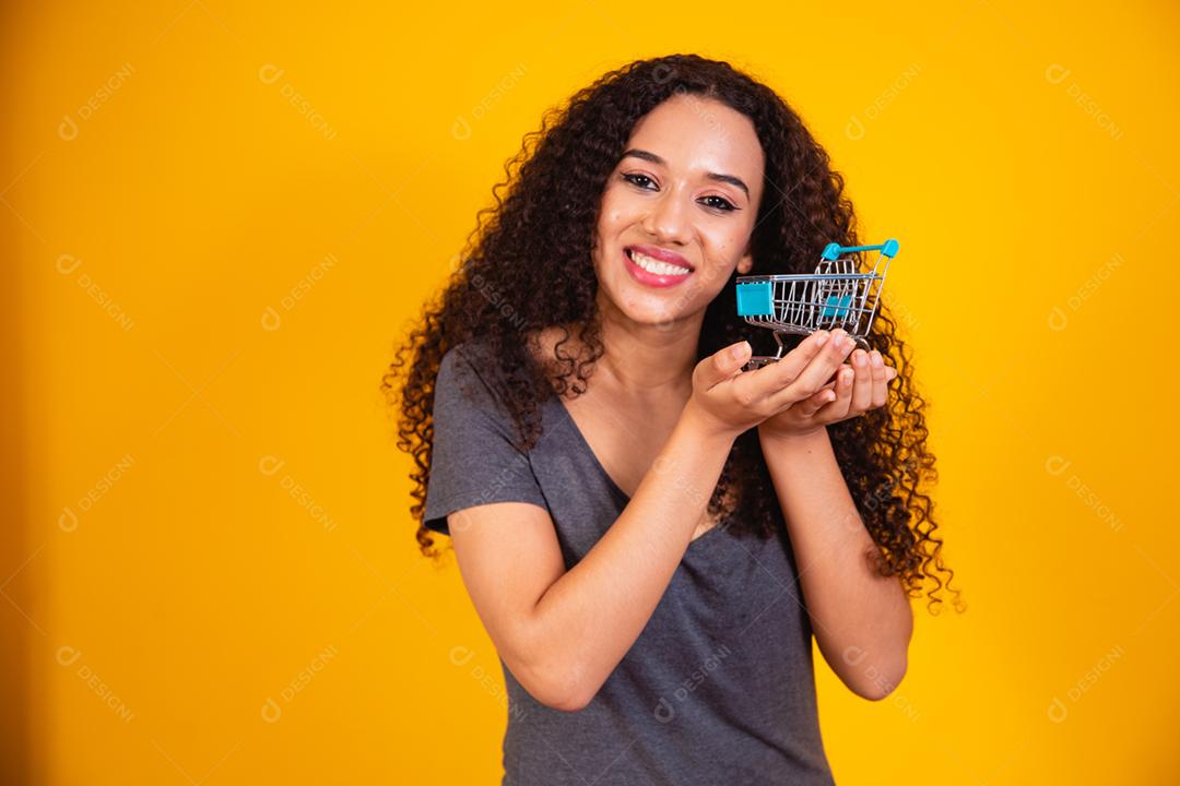 Conceito de compras. Retrato de mulher sorridente segurando pequeno vazio