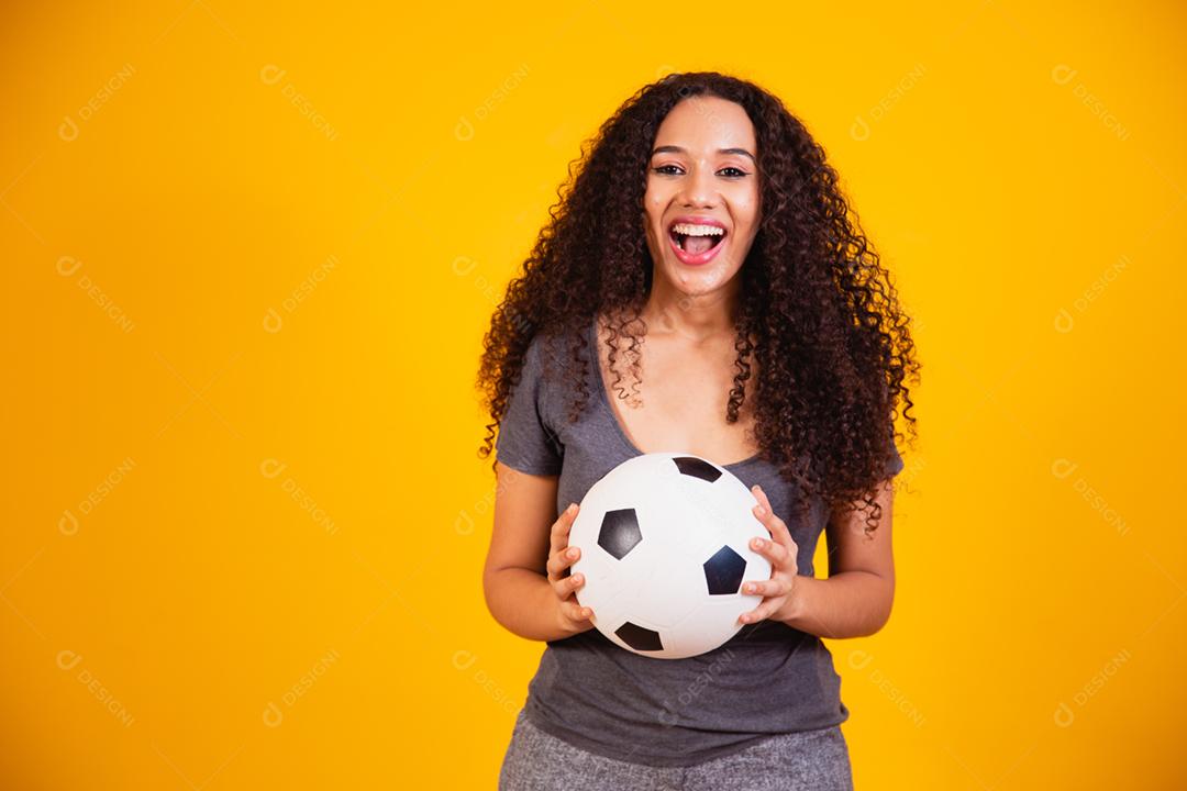 Jovem mulher afro-americana isolada em fundo amarelo com