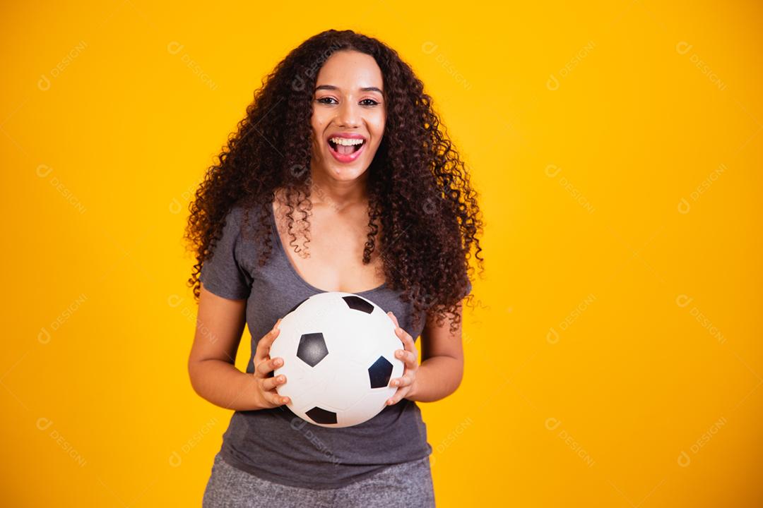 Jovem mulher afro-americana isolada em fundo amarelo com