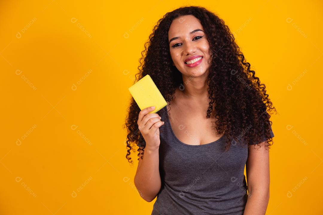Foto de uma jovem mulher de pele escura feliz segurando o vidro da lupa de mãos