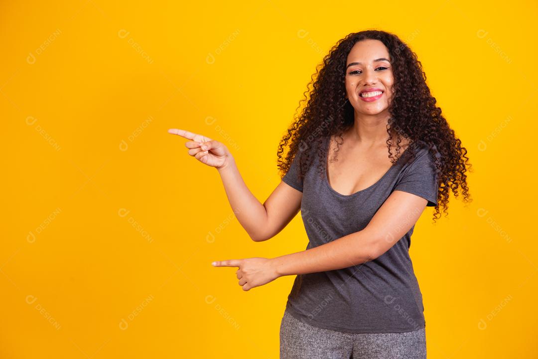 Tiro horizontal da bela po feminina afro-americana alegre