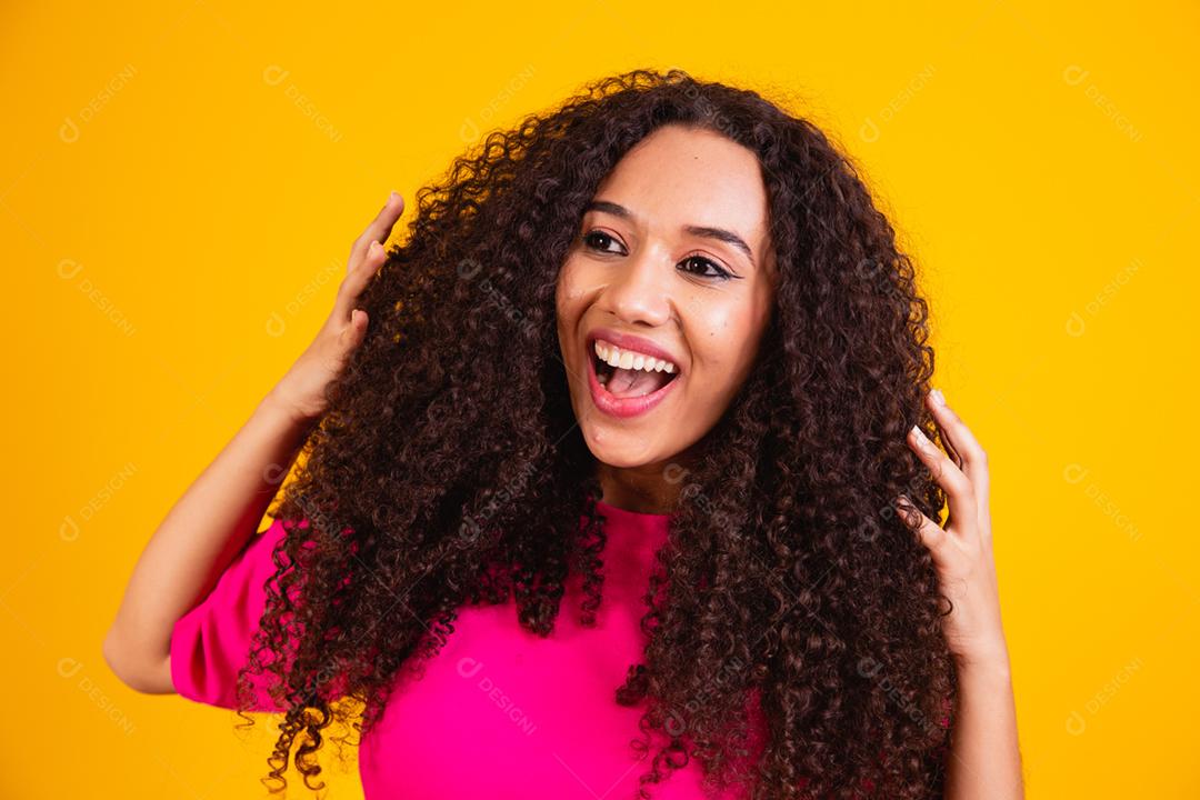 Retrato da beleza da mulher afro-americana com penteado afro