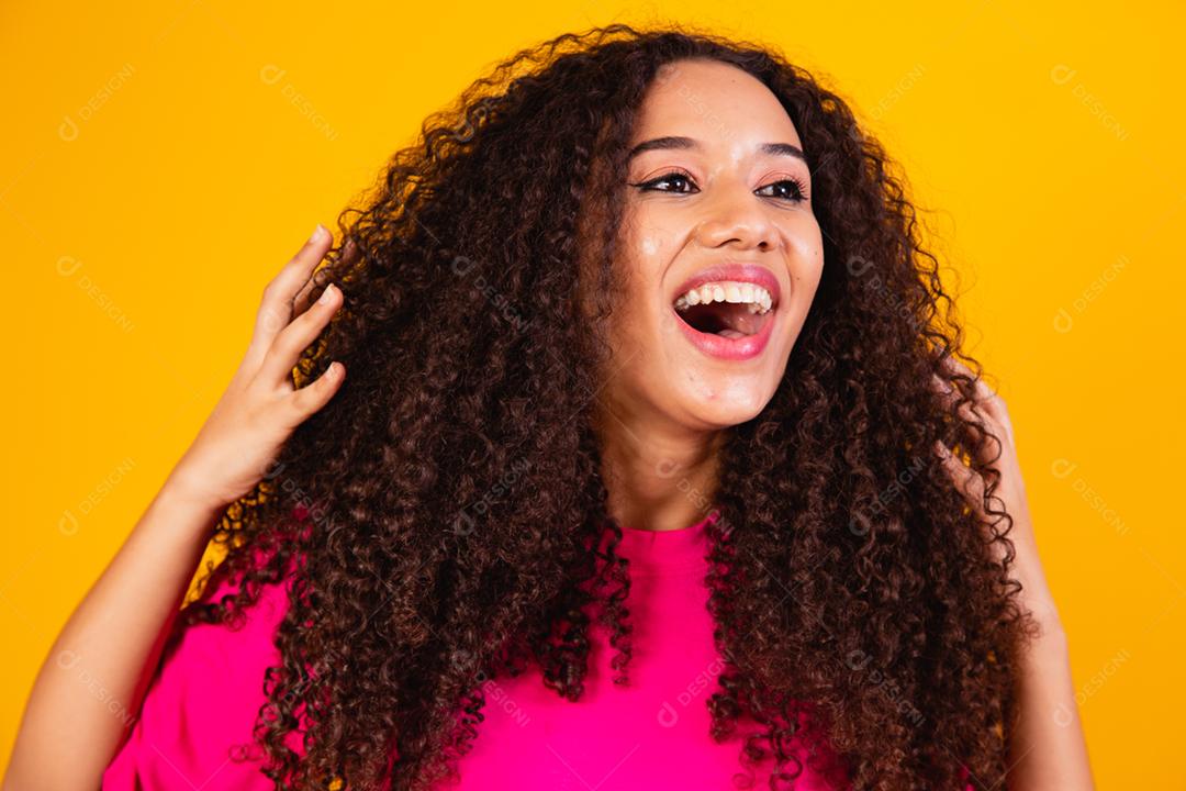 Retrato da beleza da mulher afro-americana com penteado afro