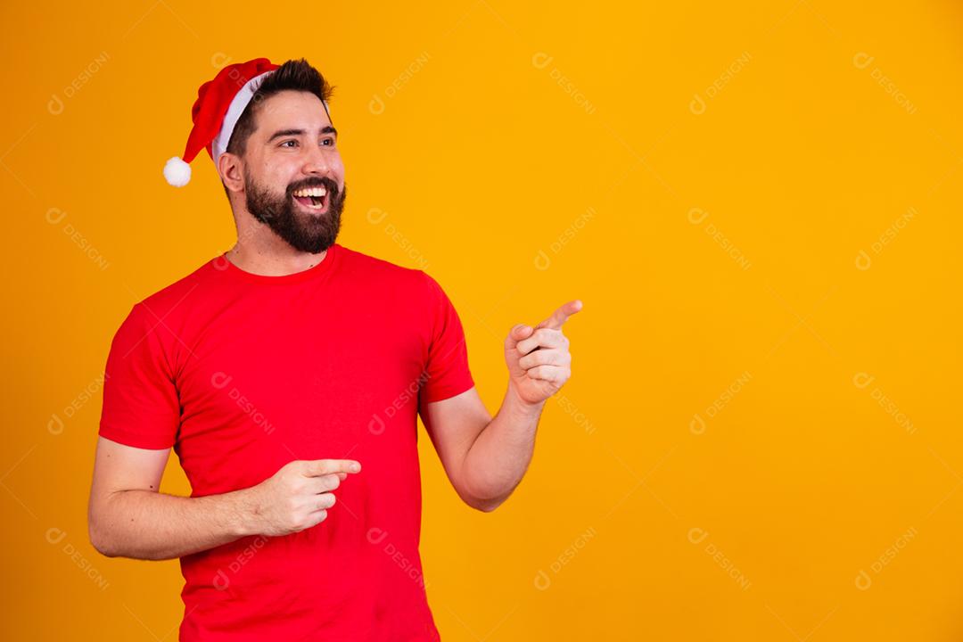 homem bonito vestido para o natal usando ponto de chapéu de papai noel
